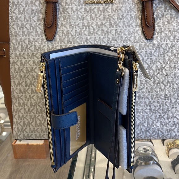 MICHAEL KORS LARGE DOUBLE ZIP WRISTLET WALLET PHONE CASE
Navy NWT - Picture 14 of 16